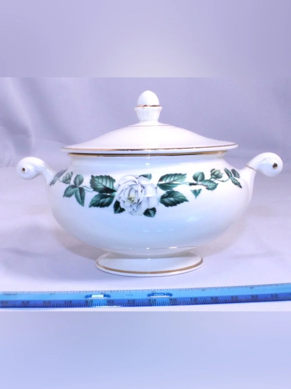 Classic Vintage Homer Laughlin lidded sugar bowl in Nassau pattern White Rose
